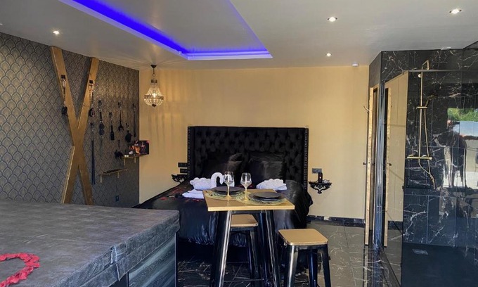 Frenouville Hotel | Désirs d'une nuit - Loveroom jacuzzi