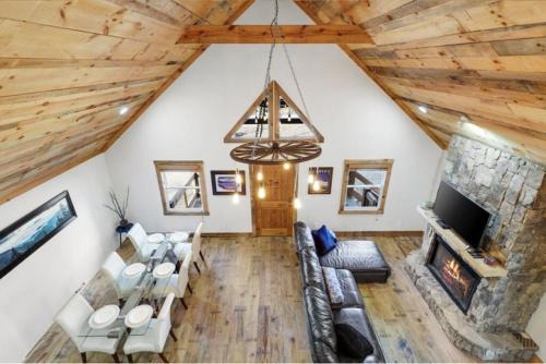 Blue Ridge Casa | Daffodil Daydreams - Dog Friendly Cabin