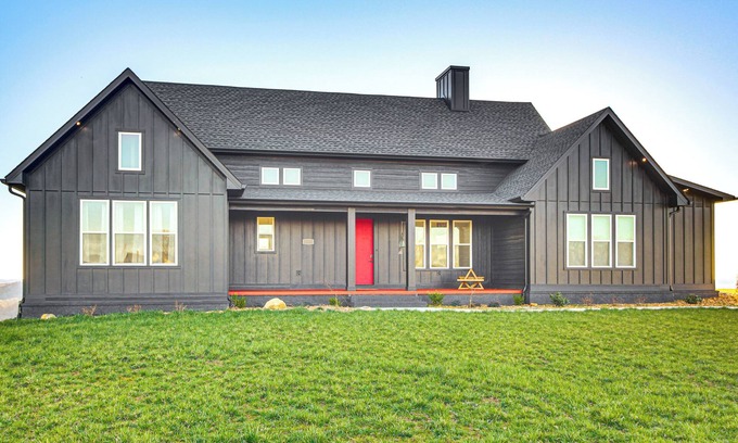 Celina Casa | Dale Hollow Lake Views & Hot Tub: Tennessee Escape