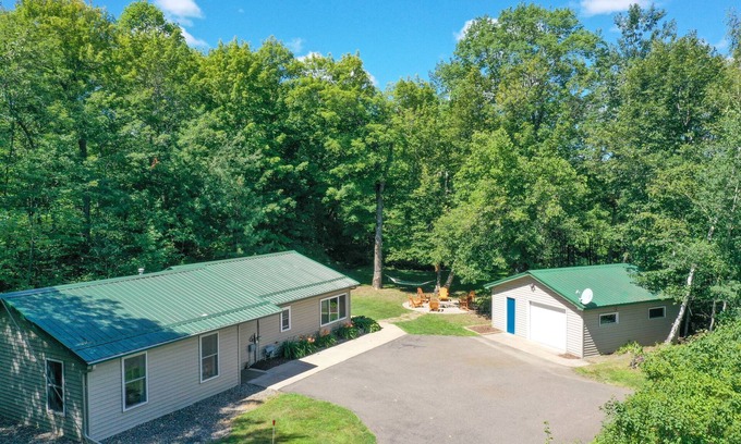 Garrison Cabina | Dates in July Open! Cabin on the Lake, Dock, Arcade, Kid & Dog Friendly