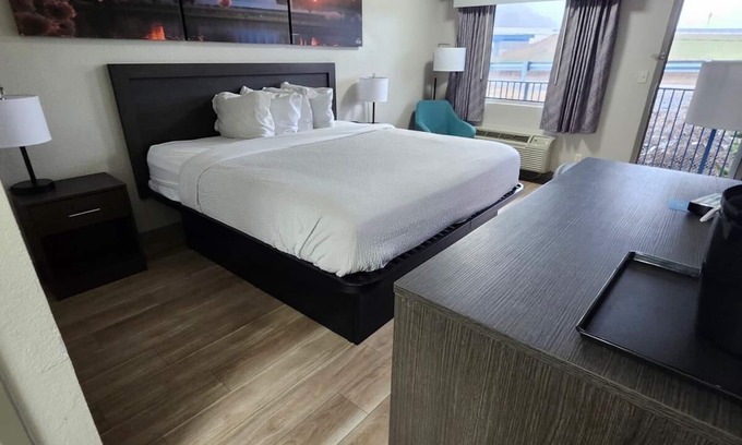 Tad Hotel | Days Inn by Wyndham Charleston WV