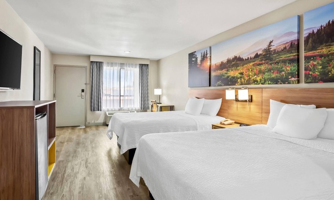 Rialto Hotel | Days Inn by Wyndham Fontana / Rialto