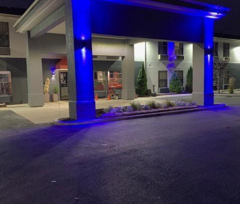 Lake Bluff Hotel | Days Inn by Wyndham Great Lakes Naval Base