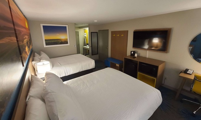 Watertown Hotel | Days Inn by Wyndham Johnson Creek