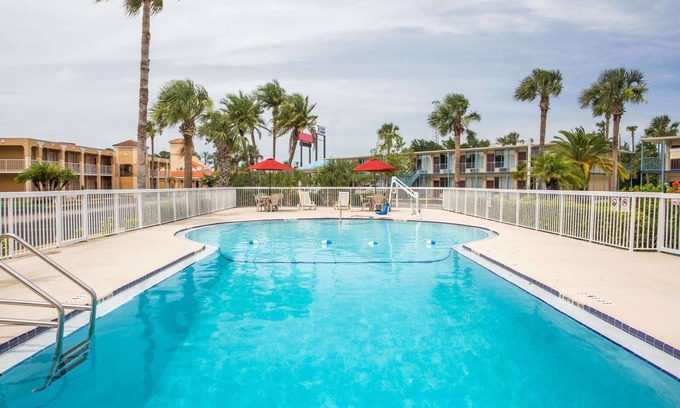 National Gardens Hotel | Days Inn by Wyndham Ormond Beach