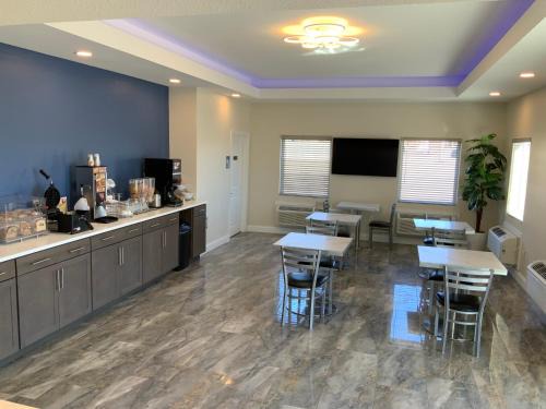 Troy Hotel | Days Inn by Wyndham Troy IL