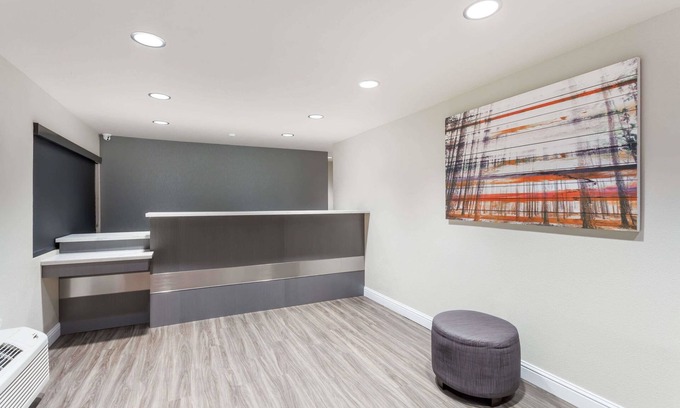 Raisin Hotel | Days Inn by Wyndham Yosemite Area