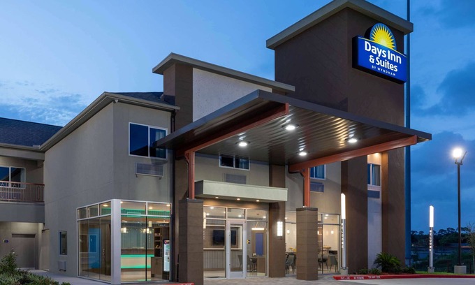 Greater East End Hotel | Days Inn & Suites by Wyndham Downtown/University of Houston