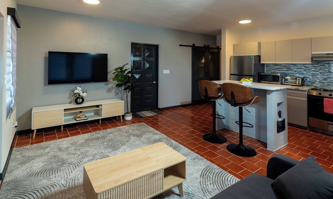 George Hill Apartamento | Deany's UpTop Luxury Suite