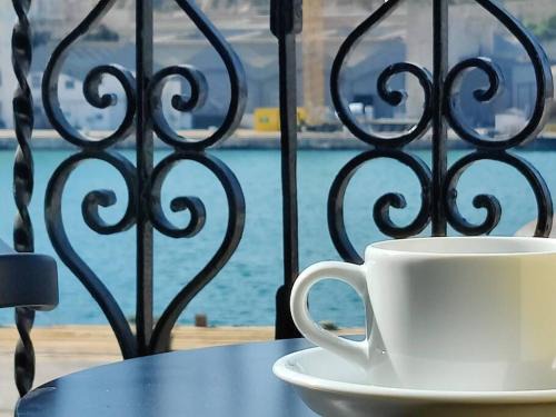 Cospicua Apartamento | Deck 3 Savynomad Harbour Residences wow Views