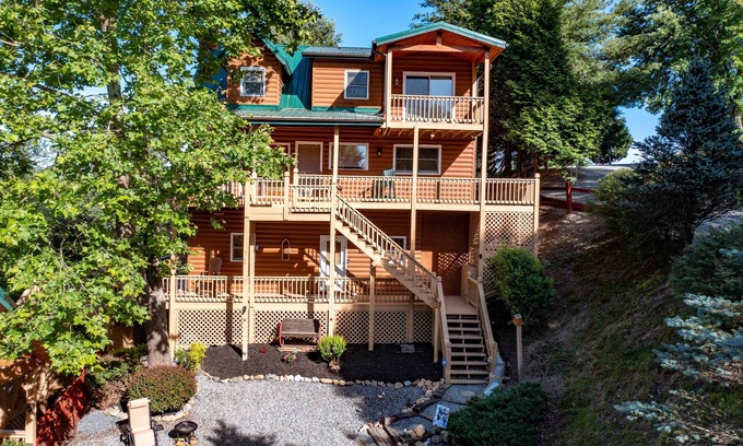 Piney Creek Cabina | Deer Crossing Cabin-Gorgeous Mountain-Valley Views, 14 mi. To Main St,Sparta, NC