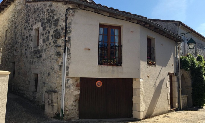Pujols Cabaña | Delightful independant property with garden in small medieval fortified citadel