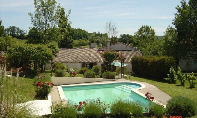 Thenac Cabaña | Encantadora y espaciosa casa de campo con piscina privada en conjunto tranquila aldea