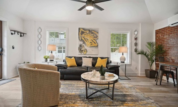 East Side Apartamento | Designer Den | Chic Luxury in a Hip Area