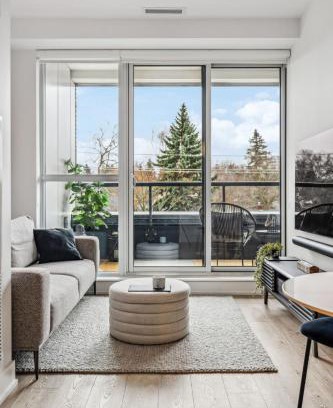 Mount Pleasant West Apartamento | Designer Yonge & Eglinton Gem, Parking, 65 TV