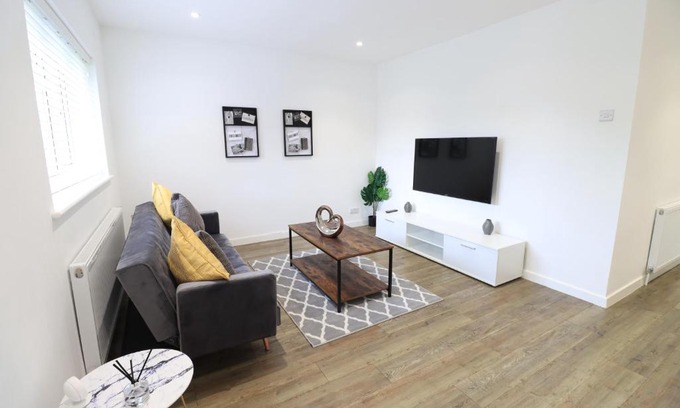 Northampton Casa | Detached Bungalow - Sleeps 8 - Free Parking, Fast Wifi, Smart TV and Garden by Yoko Property