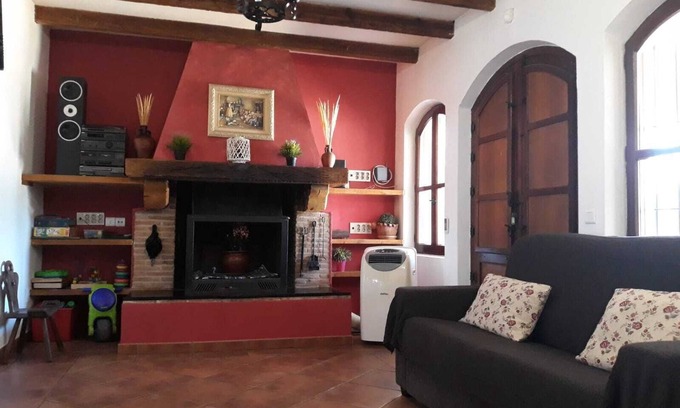 Argamasilla de Alba Chalet De Esquí | Chalet independiente con piscina privada y jardín con juegos al aire libre