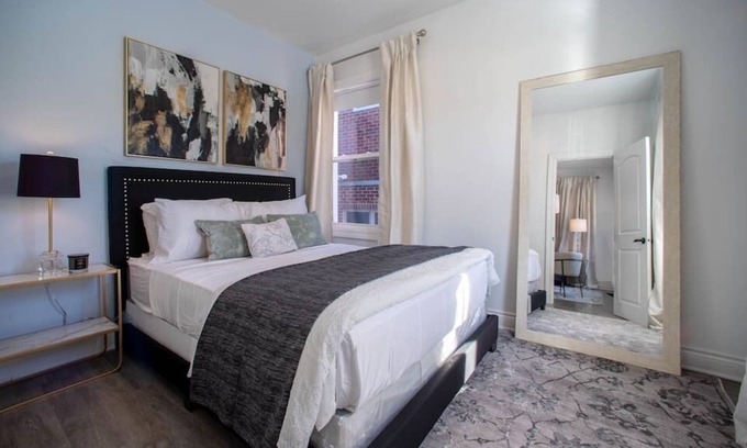 Melrose Park Casa | Diamond Blue | Free Parking | 15 min Chicago/Ohare