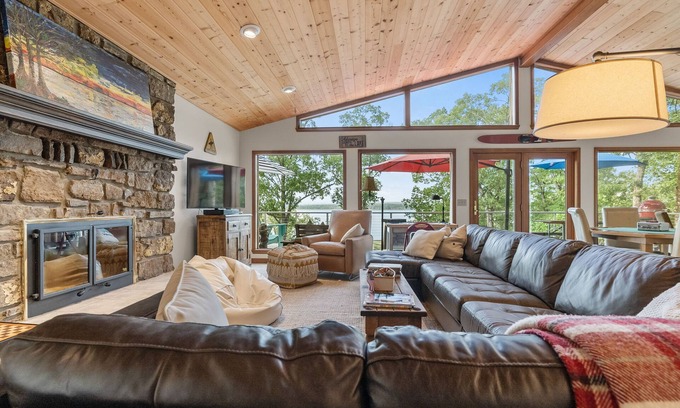 Quitman Casa | Diamond on the Lake- steps from the water