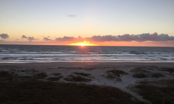 Cocoa Beach Condominio | Direct Oceanfront Inmaculate 5th Fl. Unidad, cocina y baños nuevos.