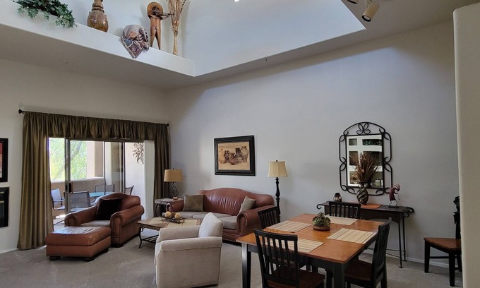 Town Center Condominio | ABIERTO y espacioso, con techos abovedados - cerca de todo!