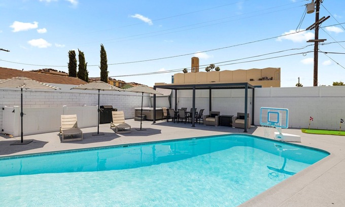 Southwest Anaheim Casa | DisneyFun Pool Hot Tub 5 bedroom EV Charger