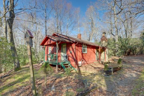 Burnsville Casa | Dog-Friendly Burnsville Cabin Rental Near Hiking!