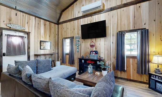 Wynnburg Apartamento | Dog-friendly cabin near Reelfoot Lake with cornhole, firepit, fast WiFi, W/D