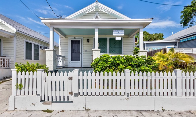 Old Town Cabina | Cabaña para perros con bañera de hidromasaje privada y jardín: excelente ubicación en el centro.