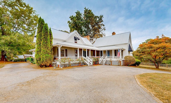 Landrum Casa | Dog-friendly farmhouse with hot tub, outdoor areas, & 3 fireplaces