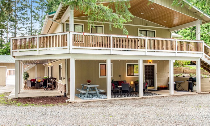 Stanwood Apartamento | Dog-friendly ground-floor home with spacious patio, gas firepit and grill