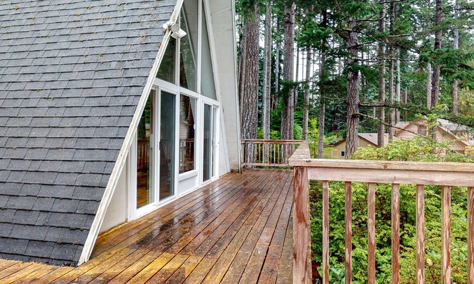 Dunes City Casa | amplia terraza w / bañera de hidromasaje y muelle en el lago Woahink. Amistoso para perros!