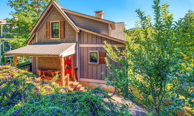 Cullowhee Cabina | Dog-friendly mountain home w/ central AC, EV chargers, fireplace, & washer/dryer