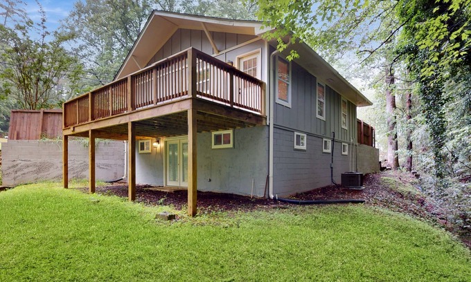 Clayton Cabaña | Dog friendly private mountain cottage with large outdoor deck