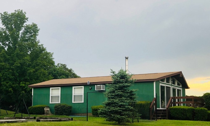 Saylorsburg Chalet De Esquí | Dog Lover's Chalet w/ Fenced Yard, AMAZING VIEW 10mi to Camelback/Hiking/Casino