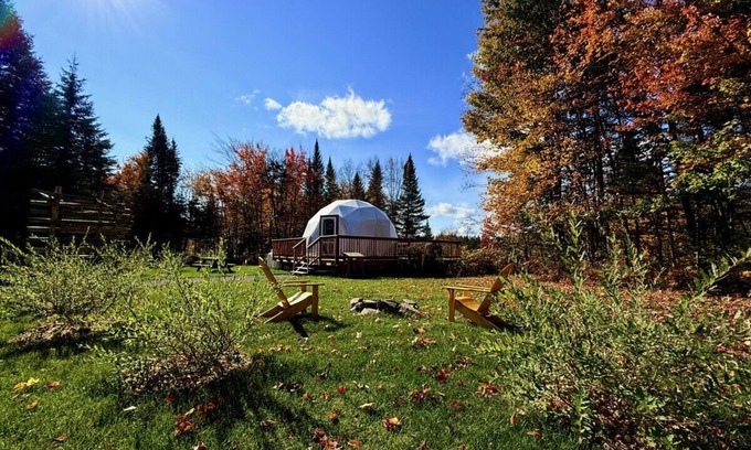 Saint-Gabriel-de-Valcartier Casa | Dome # 2 with view to the mountains.