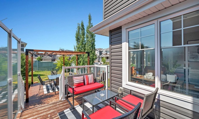 Southwest Edmonton Casa | Dora - Large Yard, 4 Bdrms w/Central AC & Gas BBQ