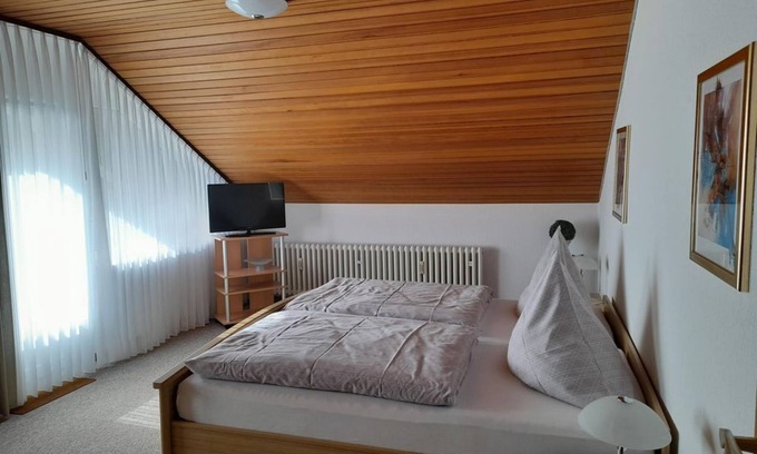 Bad Driburg Apartamento | Double room, bathroom, WC, balcony - vacation apartment and guest room Iburgblick