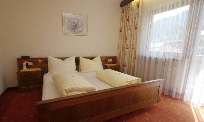 Waidring Casa | Double room with bath/shower, toilet - Hotel-Pension Gschwentner