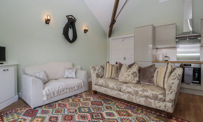 Mere Cabaña | DOUBLETREE COTTAGE, pet friendly, with a garden in Mere