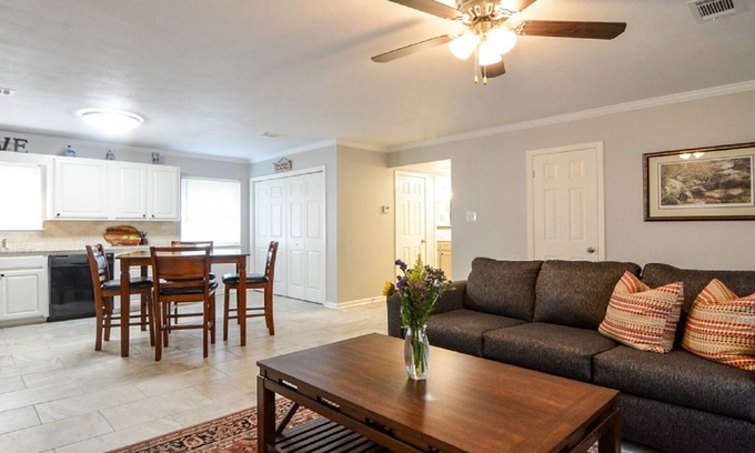 Conway Casa | Downtown Charmer W / WiFi, cerca de universidades, restaurantes y hospitales