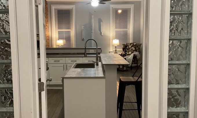 Historic Downtown Bedford Apartamento | Downtown Comfort for your family in the heart of shopping & restaurants.