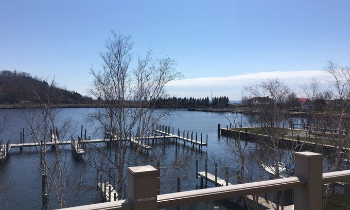 Frankfort Condominio | Downtown Frankfort-Open YR Round-3BR cerca de Storm Cloud Brewery & Crystal Mountain