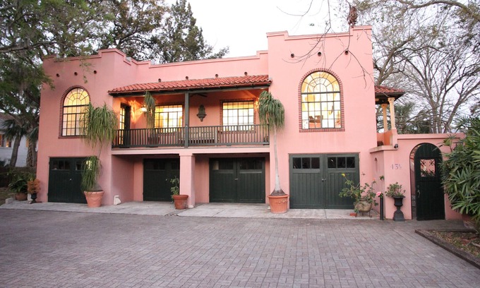 St. Augustine Historic District Casa | El centro de jardín Hogar en el centro del distrito histórico con aparcamiento privado