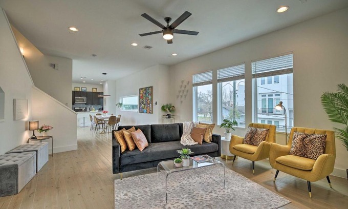 South Central Houston Casa | Downtown Houston Townhome with Balcony and Yard!