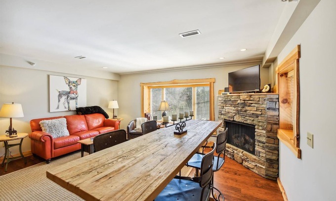 Blowing Rock Cabaña | Downtown Main Street-2BR "Oso"