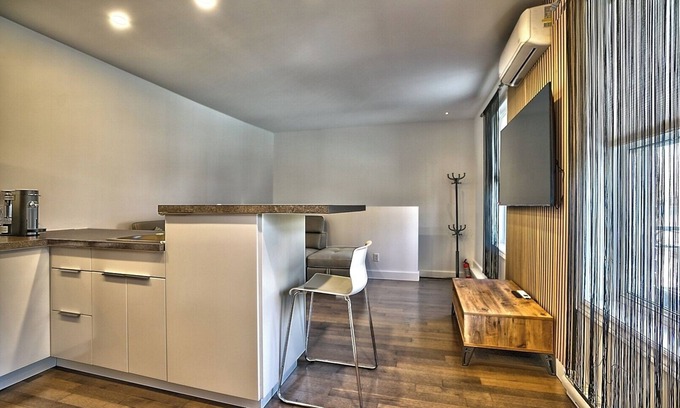 Sherbrooke Apartamento | Downtown Sherby: Central, Parking, King Bed, Sleeps 3