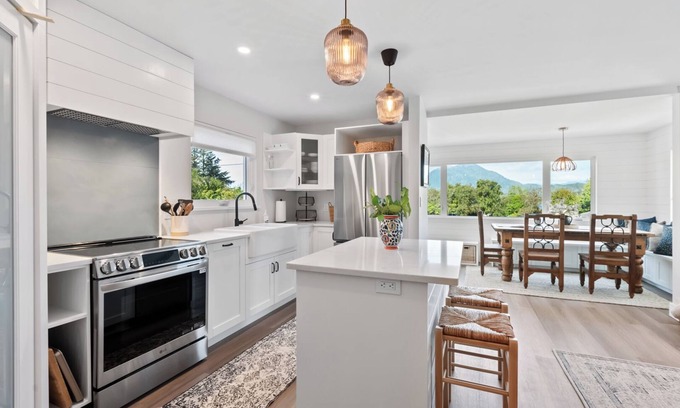 Tofino Casa | Downtown Tofino Bungalow-Tonquin, Restaurants, Tours