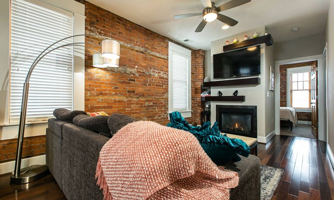 Dubuque Apartamento | Casa Drake - Vista a la ciudad (Jacuzzi privado)