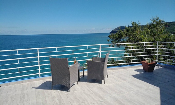 Deshaies Villa | Estancia de ensueño! Gran villa con piscina, sobre la playa, vista al mar.